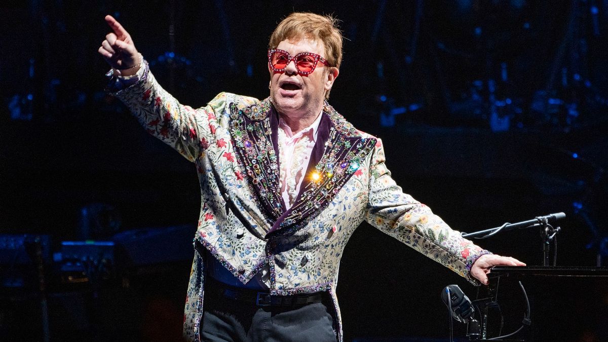 Zpěvák Elton John se nakazil koronavirem, odkládá koncerty v USA